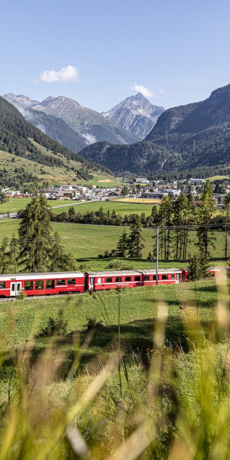 Mit der RhB unterwegs in Zernez im Engadin Mit der RhB unterwegs in Zernez im Engadin