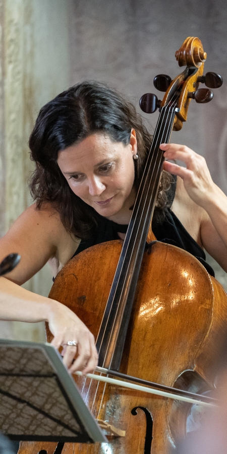 Musikerin am Stradivari Festival in Tarasp, Engadin