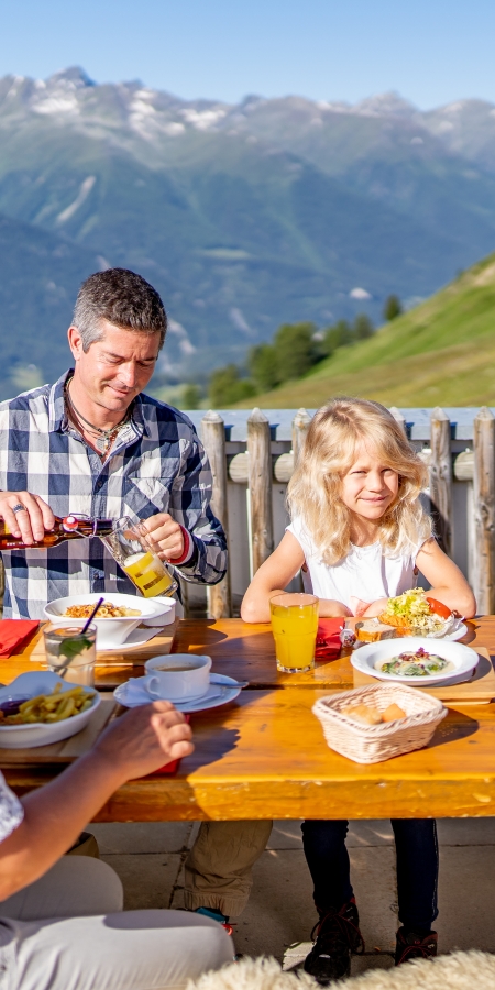 Mit der Familie gemeinsam essen auf Motta Naluns im Engadin