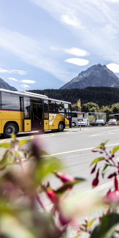 PostAuto am Bahnhof Scuol-Tarasp im Engadin PostAuto am Bahnhof Scuol-Tarasp im Engadin