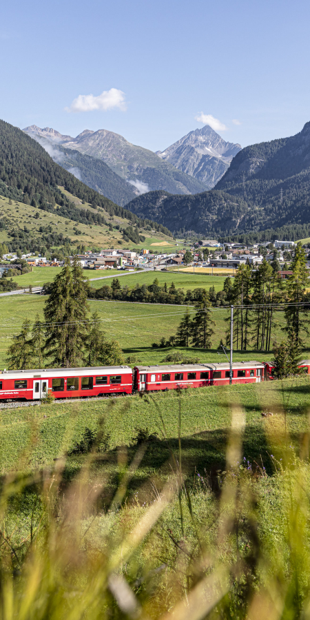 Ausblick auf Zernez und der RhB im Unterengadin Ausblick auf Zernez und der RhB im Unterengadin