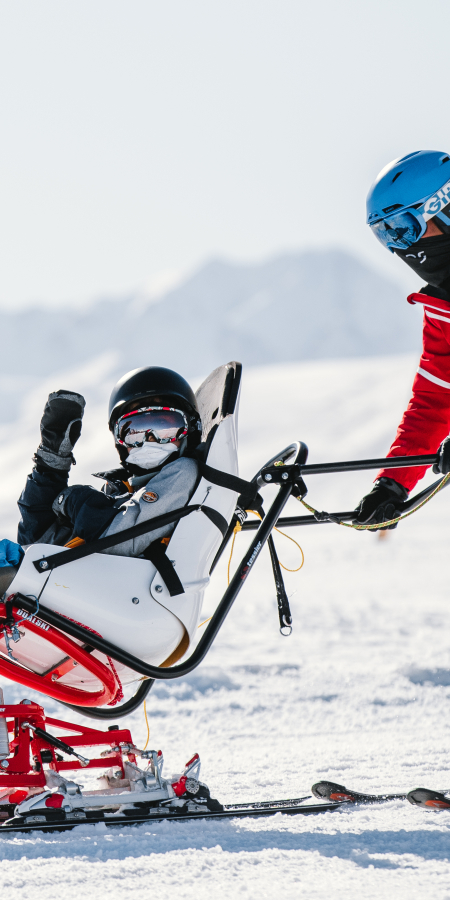 Dualski fahren auf Motta Naluns Dual Ski Bob und Skilehrer sind mit Samyr auf der Motta Naluns unterwegs