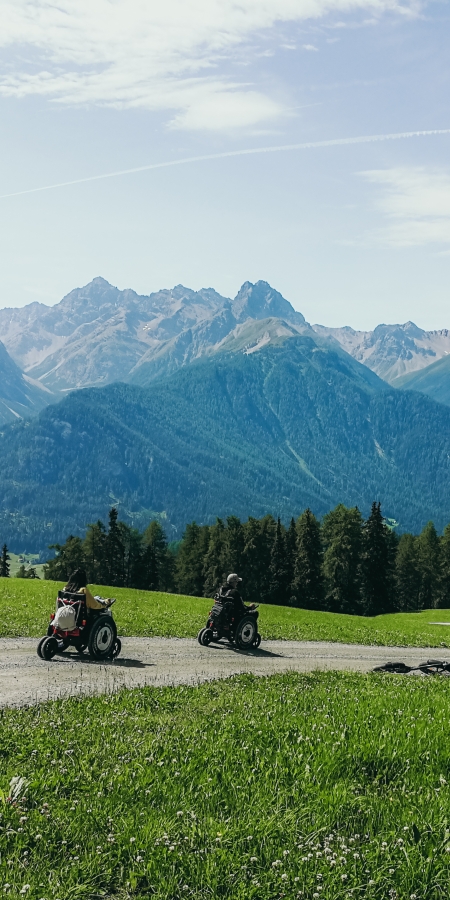 Kim und Stephan fahren mit dem JST Mountaindrive Rollstuhl auf der Motta in Scuol