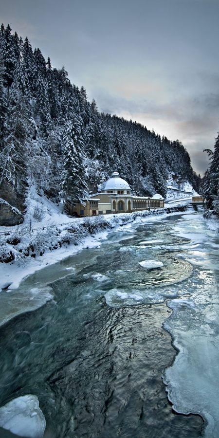 Die Trinkhalle Büvetta Tarasp im Winterkleid – Nairs in der Ferienregion Engadin Scuol Zernez