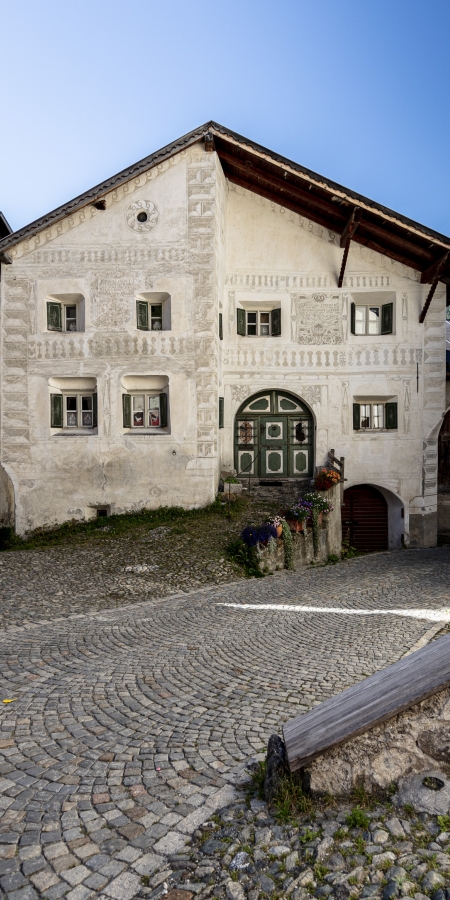 Der Dorfkern Guarda, Unterengadin, im Sommer Der Dorfkern Guarda, Unterengadin, im Sommer