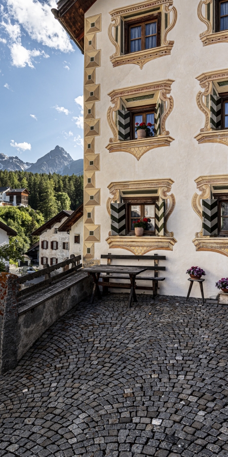 Sgraffito verziertes Haus in Tarasp, Engadin Sgraffito verziertes Haus in Tarasp, Engadin