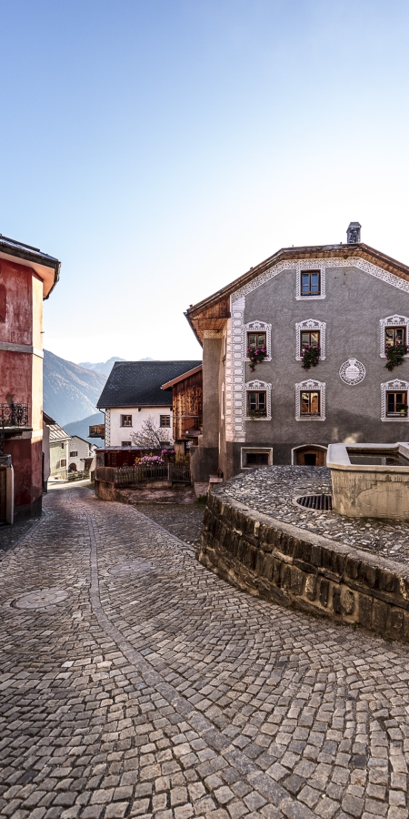 Das charmante Dorf Tschlin im Engadin im Sommer