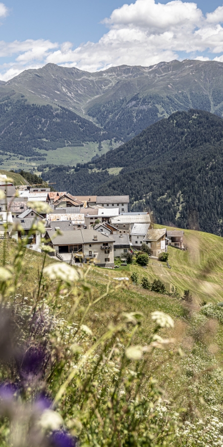 Das Dorf Tschlin, Unterengadin, im Sommer