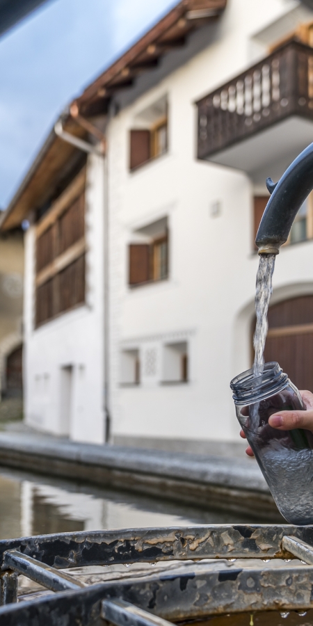 Mineralwasser direkt beim Scuoler Dorfbrunnen abfüllen © Travelita Mineralwasser direkt beim Scuoler Dorfbrunnen abfüllen © Travelita