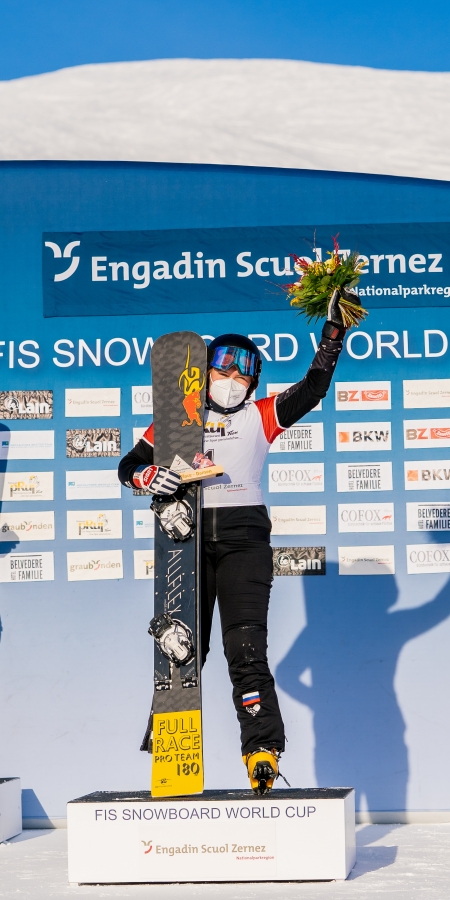 Das Snowboard Weltcup Podest der Damen in Scuol 2021.