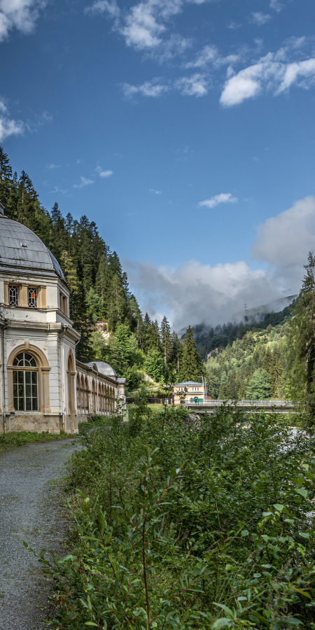 Die Trinkhalle Büvetta Tarasp in Nairs mit dem Nebengebäude © Oliver Gutfleisch