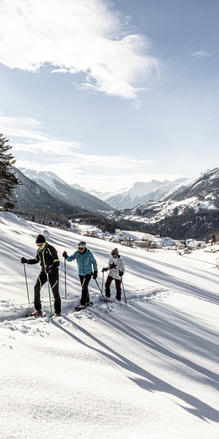 Schneeschuhlaufen in Tarasp, Unterengadin Schneeschuhlaufen in Tarasp, Unterengadin