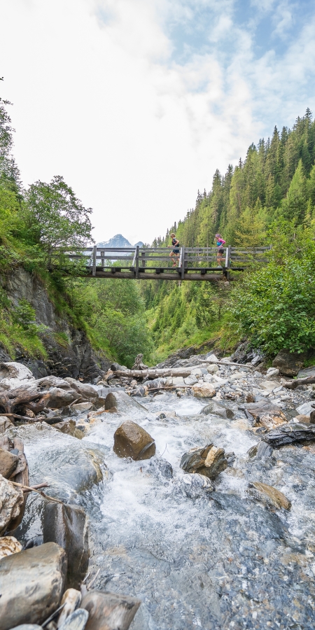 Trailrunning im Engadin bei Ramosch, Schweiz.