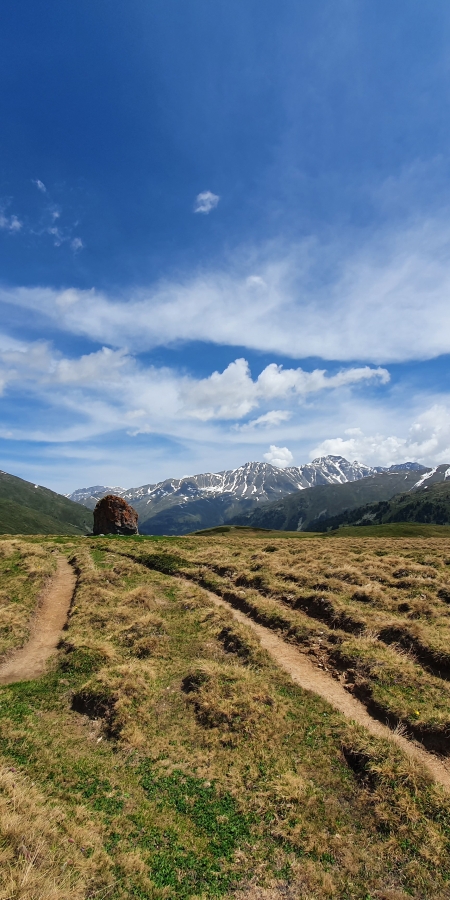 Findling bei der Ebene «Plan Mattun» auf der Wanderung von S-charl zum Ofenpass