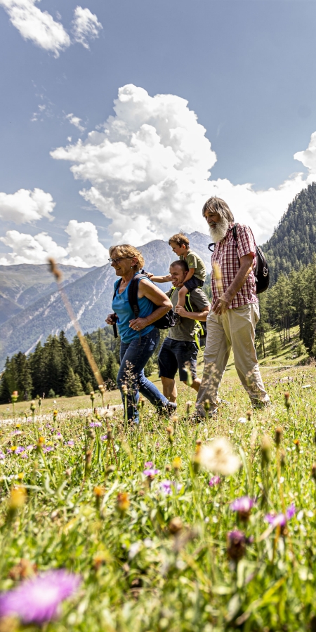 Familienwanderung im Engadin im Sommer