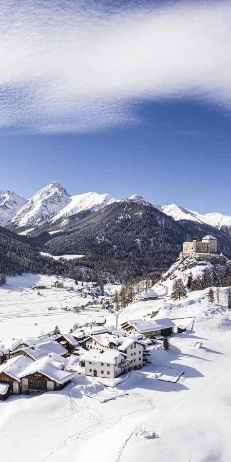 Engadiner Dorf Tarasp mit seinem Schloss im Winter