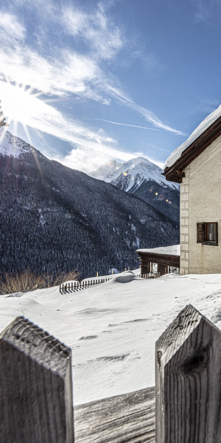 Engadiner Dorf Guarda im Winter. Engadiner Dorf Guarda im Winter.