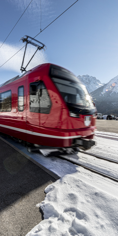 Die Rhätische Bahn im Bahnhof Scuol-Tarasp – Gepäck-Special – Ferienregion Engadin Scuol Zernez – Andrea Badrutt Die Rhätische Bahn im Bahnhof Scuol-Tarasp – Gepäck-Special – Ferienregion Engadin Scuol Zernez – Andrea Badrutt