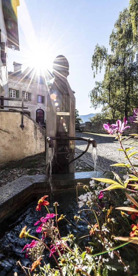 Engadiner Dorf Guarda, Brunnenbild Sommer © Andrea Badrutt