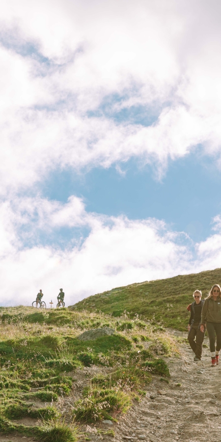 Wandern und Biken auf unseren puren alpinen Trails.