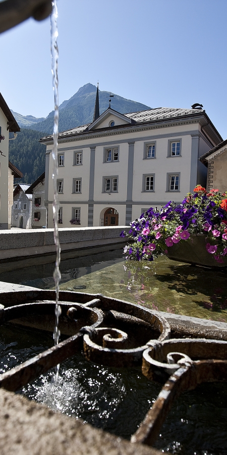 Mineralwasser sprudelt aus Scuoler Dorfbrunnen Mineralwasser sprudelt aus Scuoler Dorfbrunnen