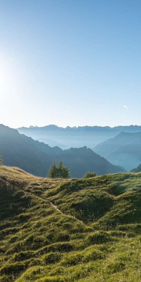 Wandern bei Tagesanbruch in Samnaun