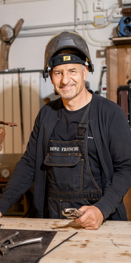 René Fritschi in seiner Werkstatt in Scuol. 