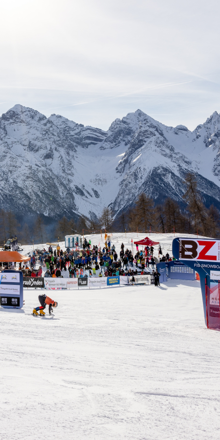 Snowboard Weltcup 2023 - Ziel mit Bergpanorama