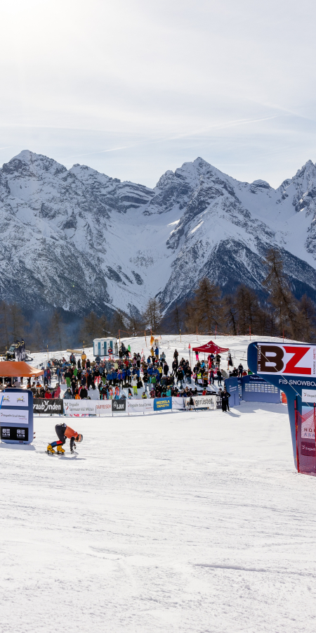 Snowboard Weltcup 2023 - Ziel mit Bergpanorama Snowboard Weltcup 2023 - Ziel mit Bergpanorama