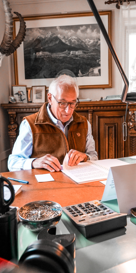 Rolf Zollinger in seinem Arbeitszimmer.