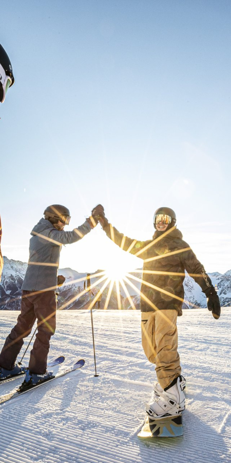 Skifahren in Scuol im Engadin, Schweiz.