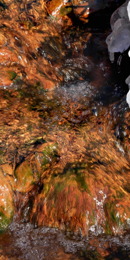 Die Mineralwasserquelle Funtana da Chalzina Sura in Scuol, Engadin..
