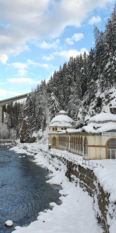 Die Trinkhalle Büvetta Tarasp im Winterkleid in Nairs