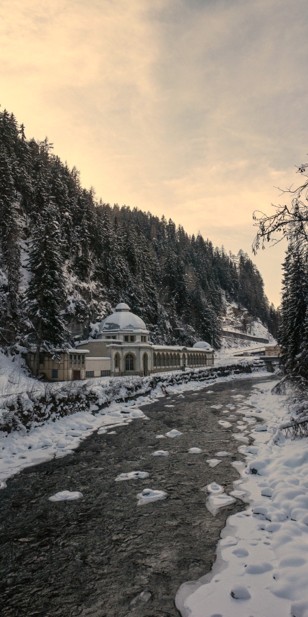 Die Trinkhalle Büvetta Tarasp im Winter – Nairs, Engadin Scuol Zernez – Dominik Täuber Die Trinkhalle Büvetta Tarasp im Winter – Nairs, Engadin Scuol Zernez – Dominik Täuber