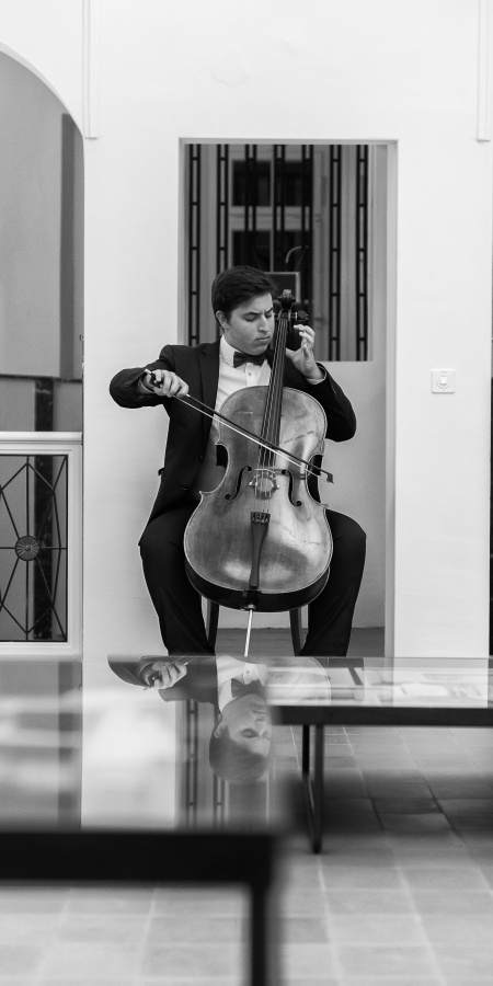 Hrvoje Križić, Violoncello. Musikgenuss in NAIRS - Zentrum für Gegenwartskunst. Hrvoje Križić, Violoncello. Musikgenuss in NAIRS - Zentrum für Gegenwartskunst.