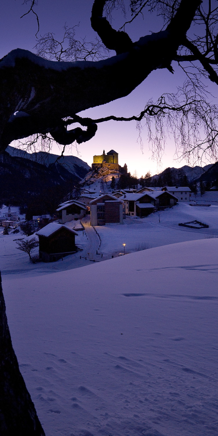 Tarasp und Schloss Tarasp, Unterengadin, im Winter