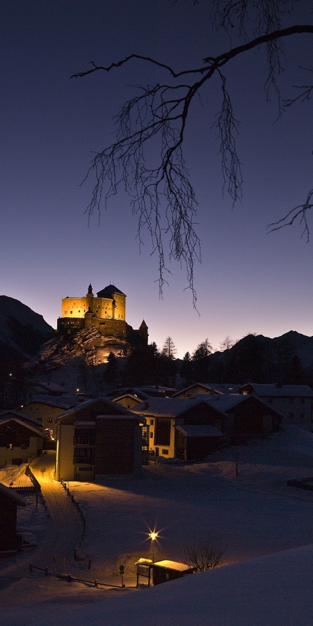 Das Schloss Tarasp bei Nacht.