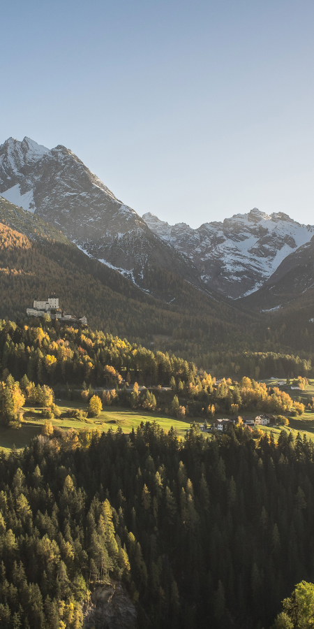 Das Schloss Tarasp im Herbst.