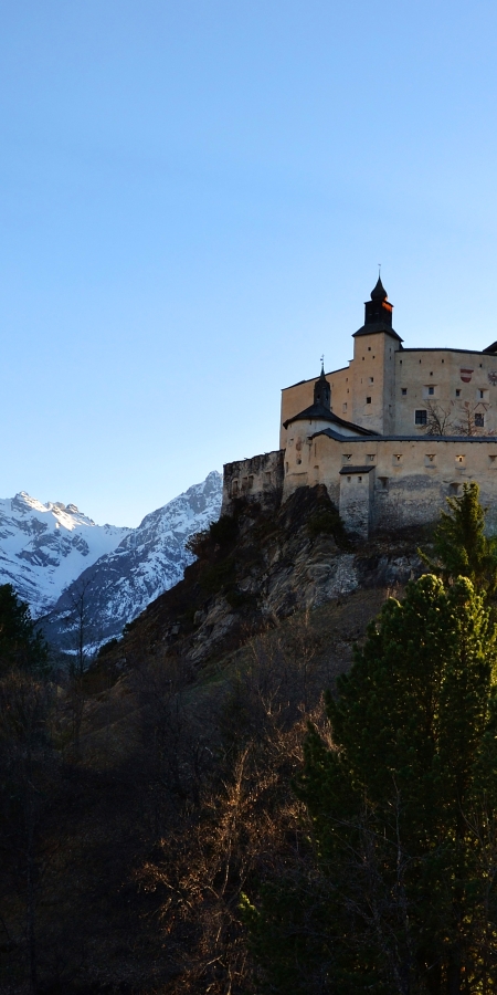 Das Schloss Tarasp im Unterengadin. Das Schloss Tarasp im Unterengadin.