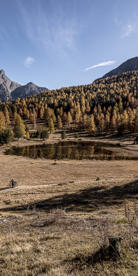 Herbst im Unterengadin am Lai Nair oberhalb von Tarasp.