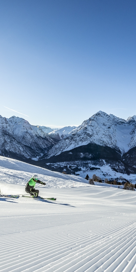Skifahren im Skigebiet Scuol, Schweiz.