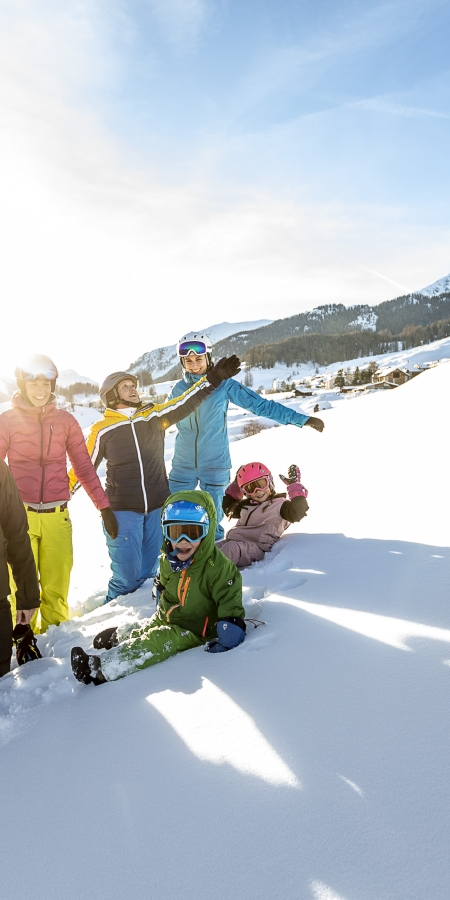 Familie beim Schneeschuhwandern