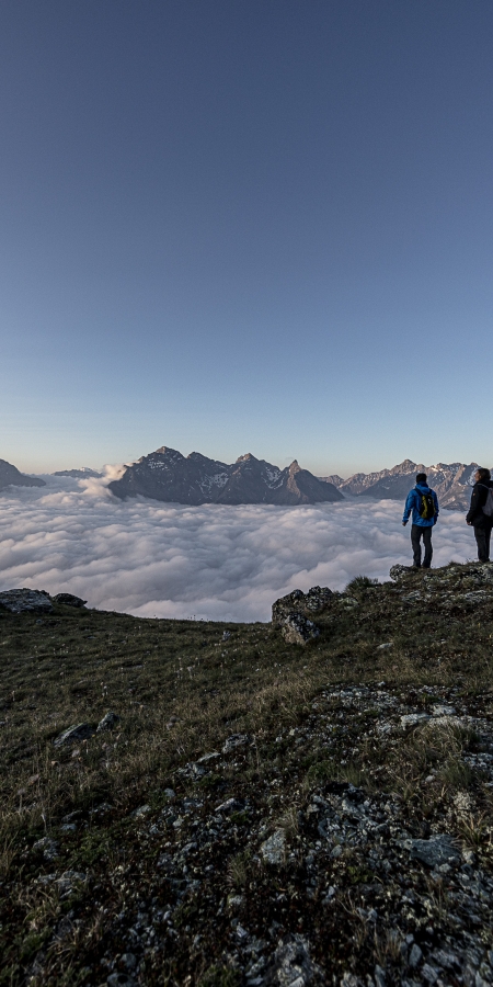 Wandern beim Sonnenaufgang auf der Motta Naluns in Engadin Scuol Zernez