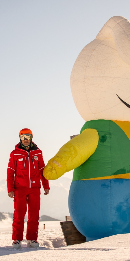 Aushängeschilder der Skischule Scuol Ftan: Snowli das Maskottchen und Cla der Skischulleiter. Aushängeschilder der Skischule Scuol Ftan: Snowli das Maskottchen und Cla der Skischulleiter.