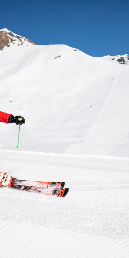 Cla Neuhaus auf einer der Pisten im Skigebiet Scuol, Schweiz. Cla Neuhaus auf einer der Pisten im Skigebiet Scuol, Schweiz.