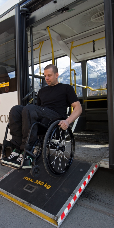 Ausstieg aus PostAuto mit Rollstuhl