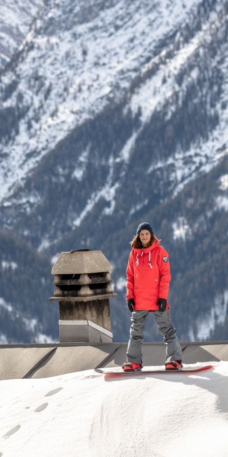 A chasa – Elena Könz Gefühle des Tiefschneefahrens und das Kreative am Snowboarden erleben