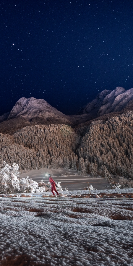 Auf der Nachtloipe in Scuol. Knopf für das Licht drücken und los gehts.