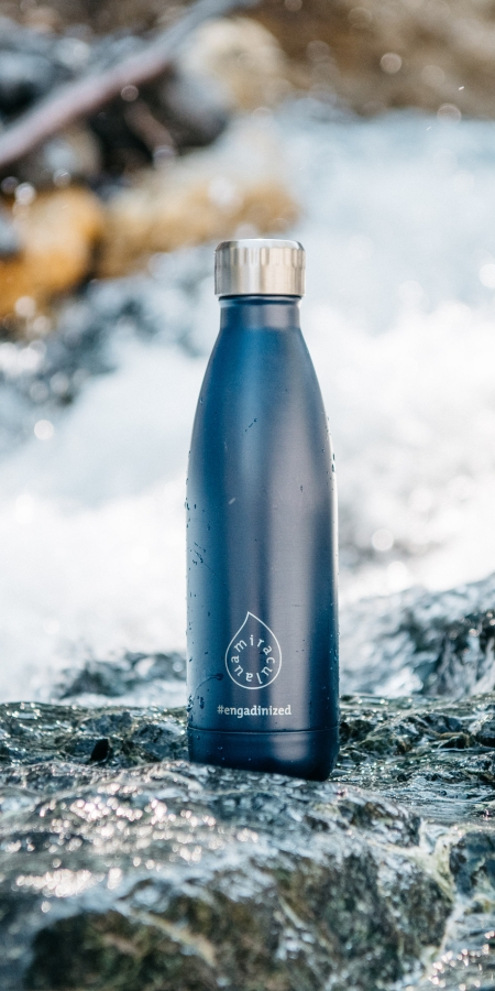 Mit der miraculaua-Flasche das einzigartige Mineralwasser von Scuol abfüllen und mitnehmen Mit der miraculaua-Flasche das einzigartige Mineralwasser von Scuol abfüllen und mitnehmen
