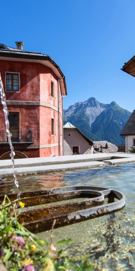 Dorfbrunnen in Tschlin, Unterengadin